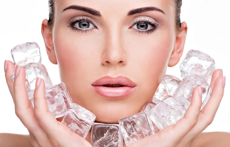 Chườm mát đúng cách, giữ da sạch và dưỡng phục hồi nhẹ giúp giảm đỏ rát sau nặn mụn.