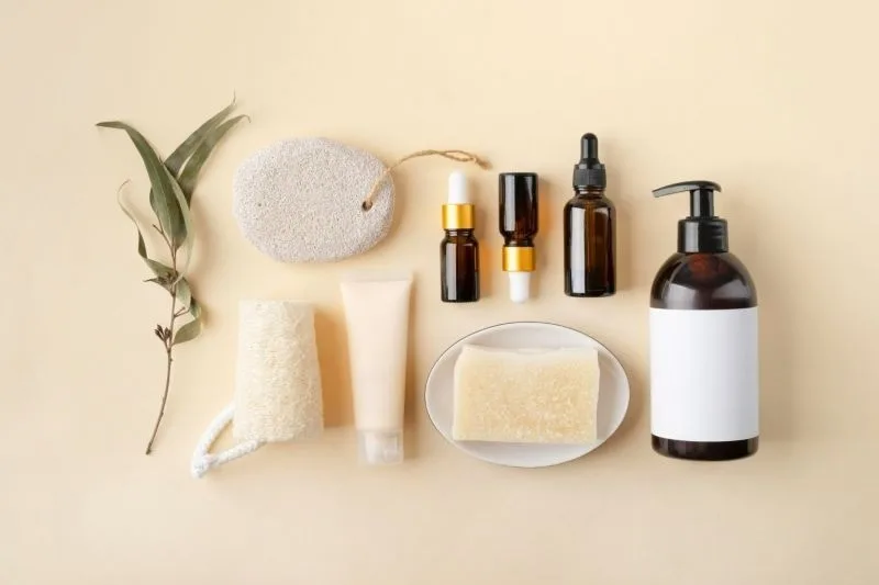 Chọn sản phẩm dịu nhẹ và tránh hoạt chất mạnh trong 24–72 giờ đầu giúp da hạn chế kích ứng.